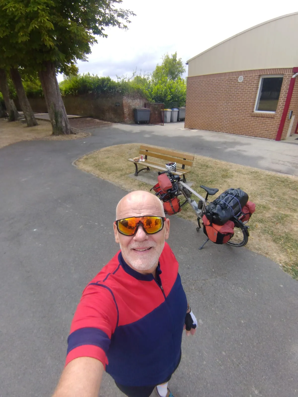 Jean-Pierre et son vélo à leur arrivée au camping