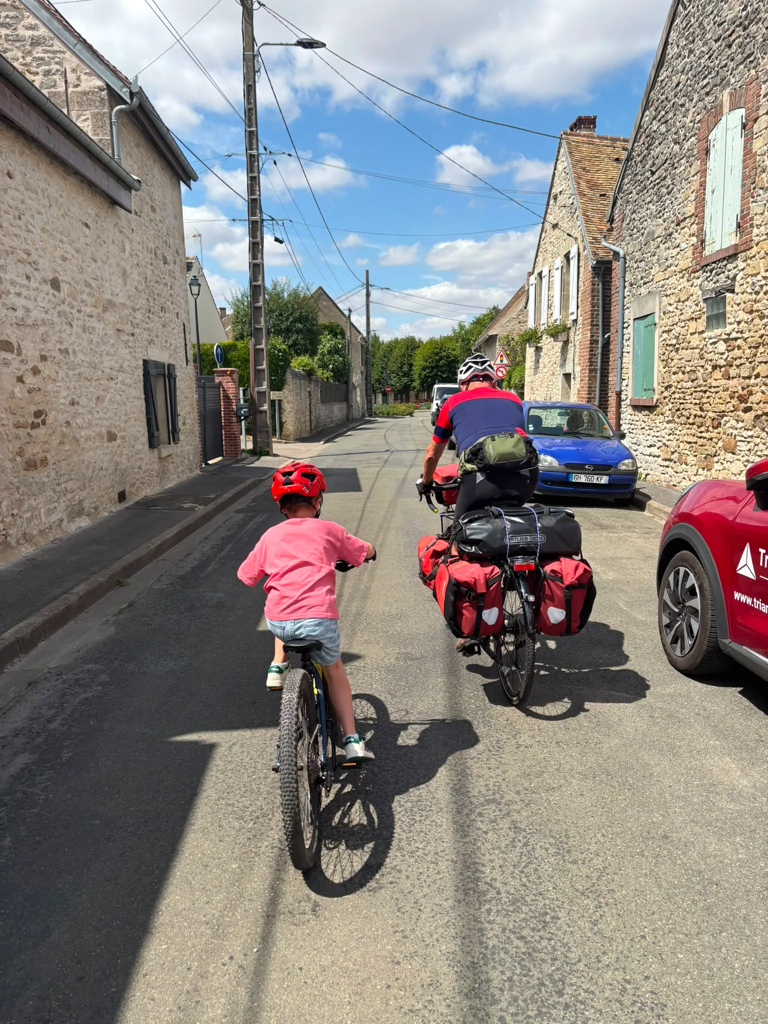 Jean-Pierre et Édouard prennent la route à vélo dans Boubiers