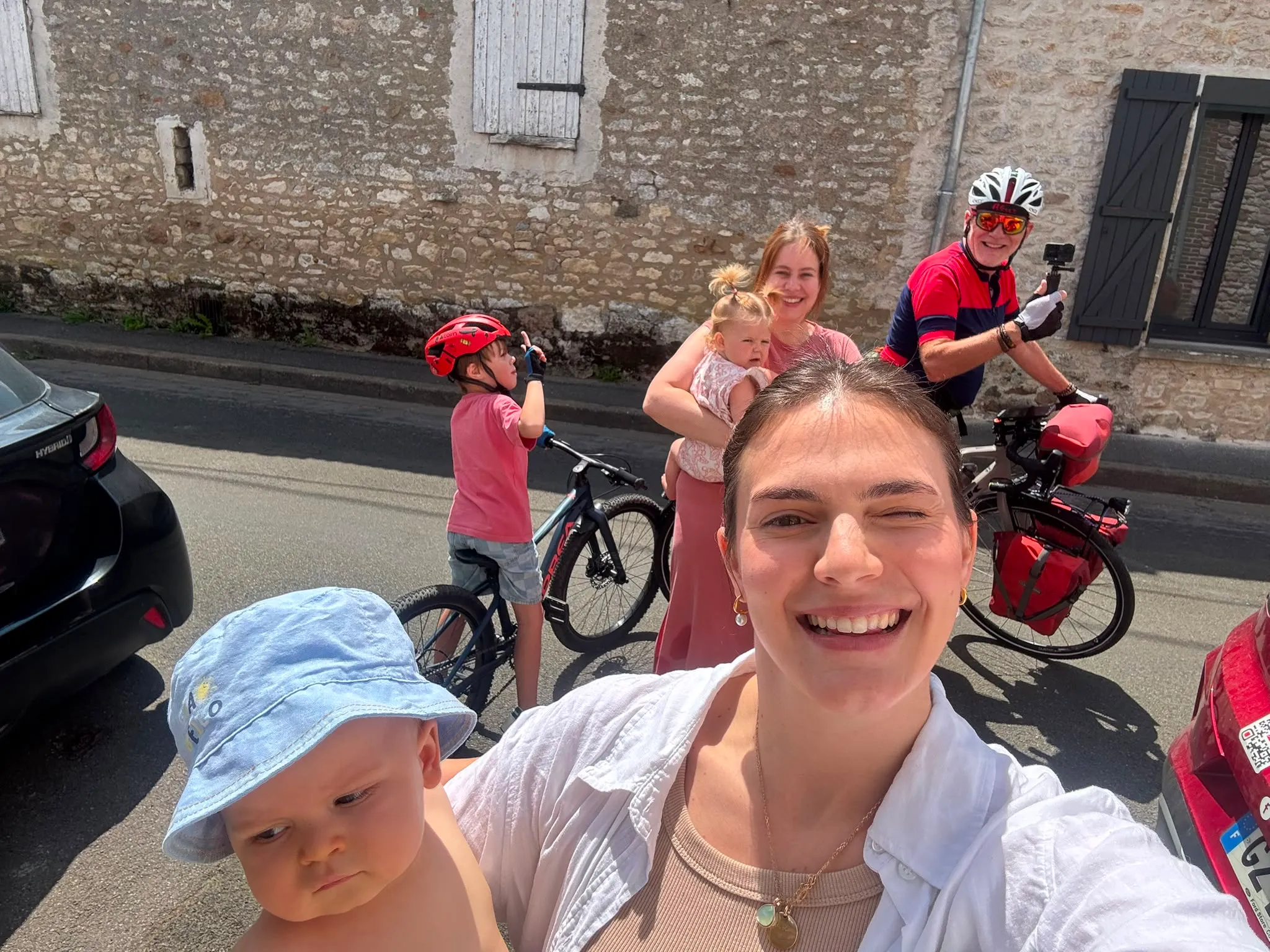 Photo de famille autour de Jean-Pierre et de son vélo au départ
