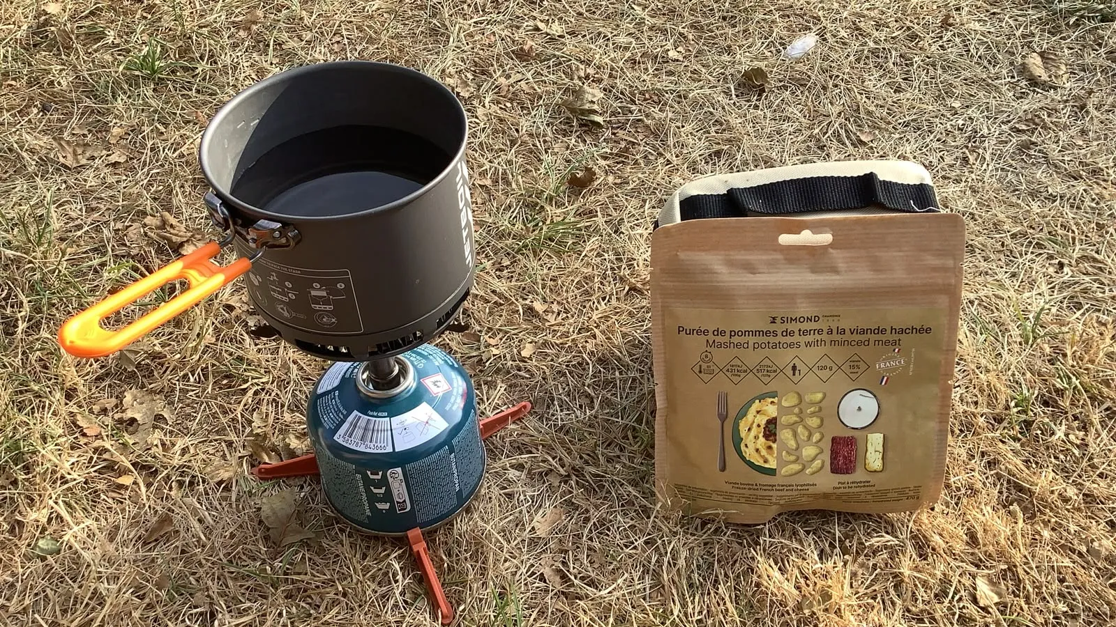 Le dîner du soir préparé sur le réchaud au camping