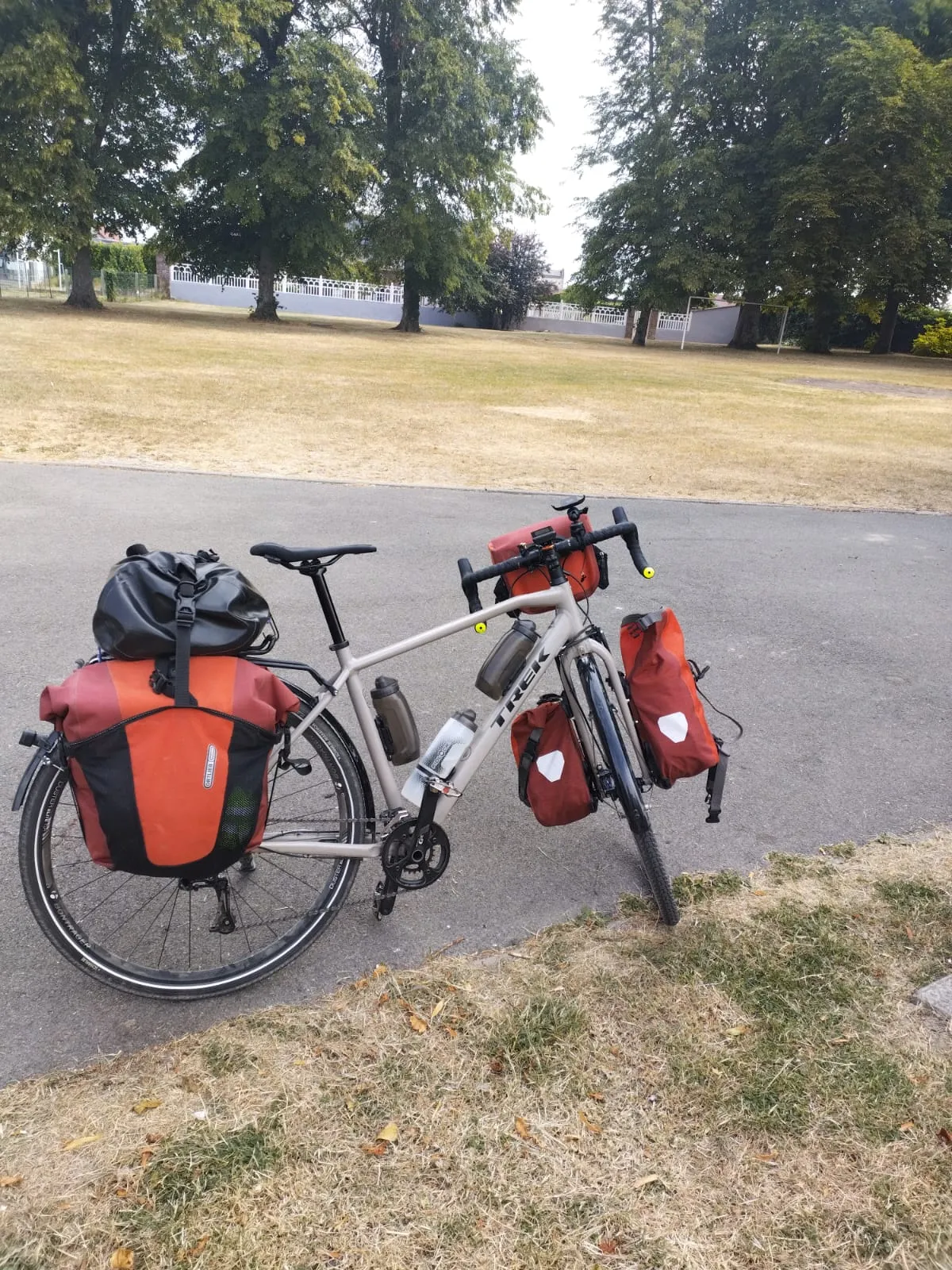 Le vélo chargé posé au bord de la route dans un village